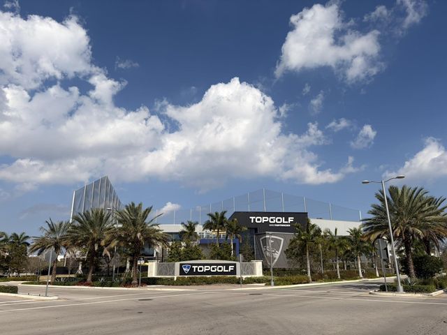 605 Oaks Drive 907, Pompano Beach, FL 33069