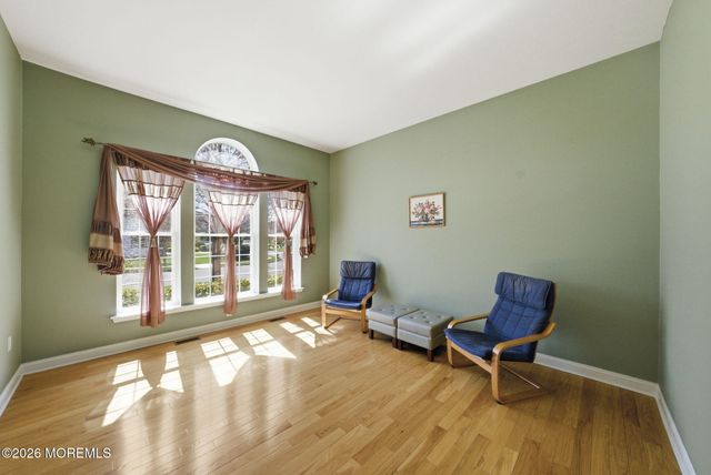 20 Royal Lane, Howell, NJ 07731