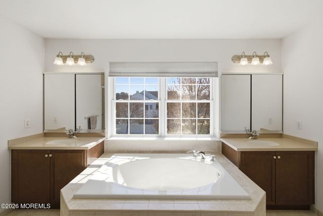 20 Royal Lane, Howell, NJ 07731