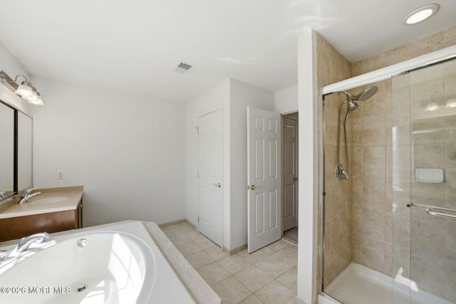 20 Royal Lane, Howell, NJ 07731