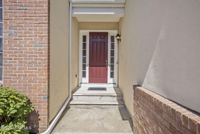 20 Royal Lane, Howell, NJ 07731