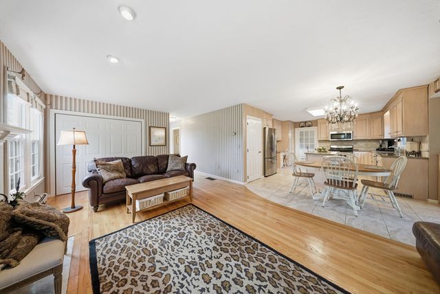 157 Rolling Meadow Dr, Holliston, MA 01746