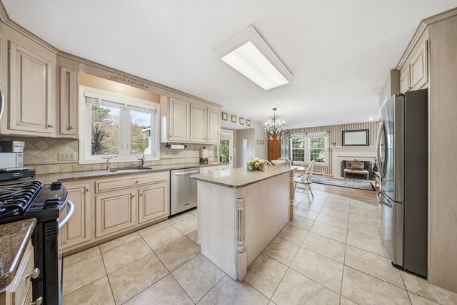 157 Rolling Meadow Dr, Holliston, MA 01746