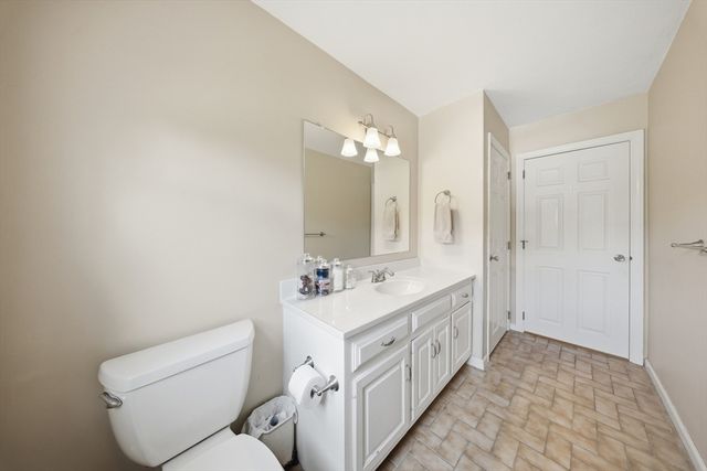 157 Rolling Meadow Dr, Holliston, MA 01746