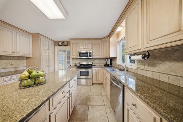 157 Rolling Meadow Dr, Holliston, MA 01746