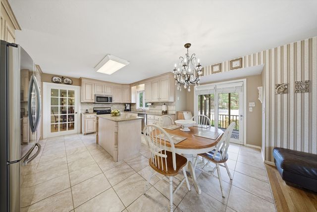 157 Rolling Meadow Dr, Holliston, MA 01746