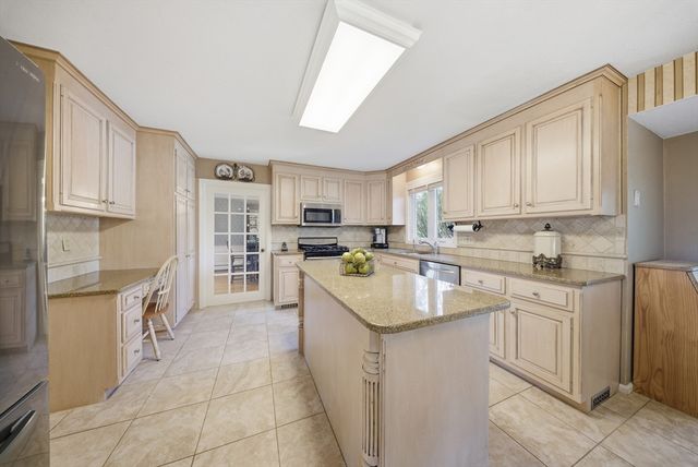 157 Rolling Meadow Dr, Holliston, MA 01746