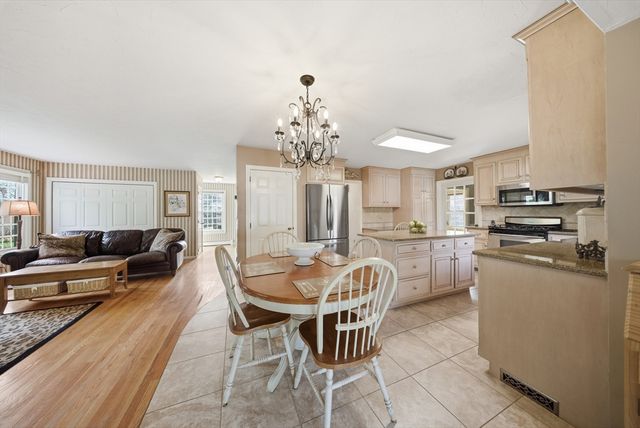 157 Rolling Meadow Dr, Holliston, MA 01746