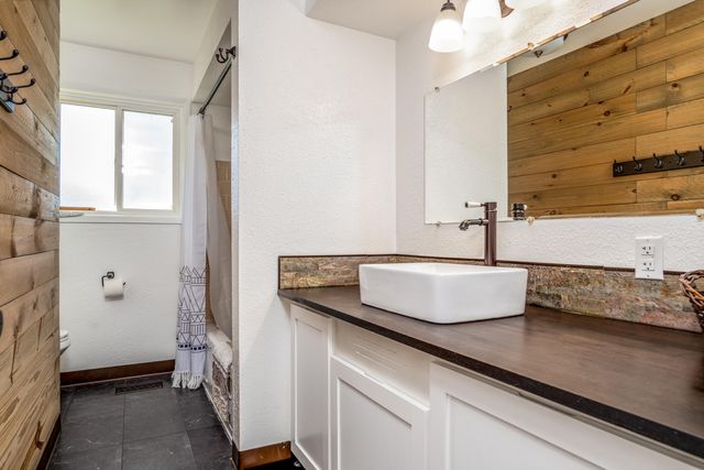 2372 E McAndrews Road, Medford, OR 97504