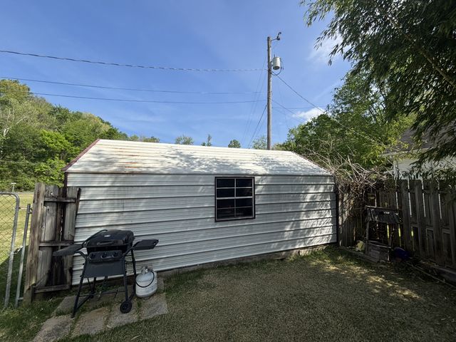 206 Dreaden St, Waverly, TN 37185