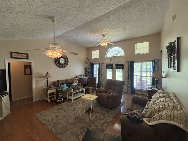 206 Dreaden St, Waverly, TN 37185