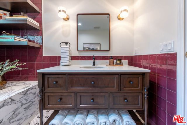 11373 Homedale Street, Los Angeles, CA 90049