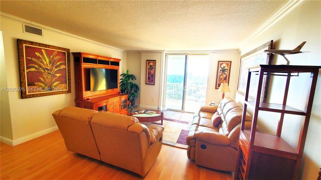 900 SW 8th St 1501, Miami, FL 33130