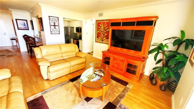 900 SW 8th St 1501, Miami, FL 33130