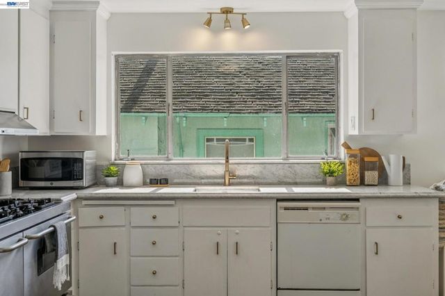 2063 Rosedale Ave, Oakland, CA 94601