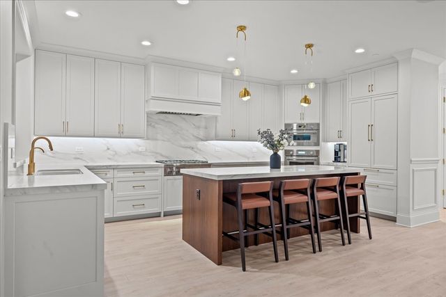 1955 Amberley Court, Lake Forest, IL 60045