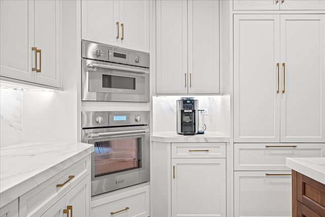 1955 Amberley Court, Lake Forest, IL 60045