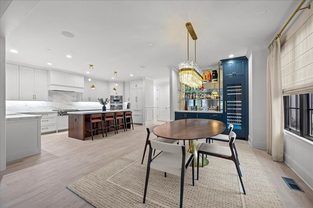 1955 Amberley Court, Lake Forest, IL 60045