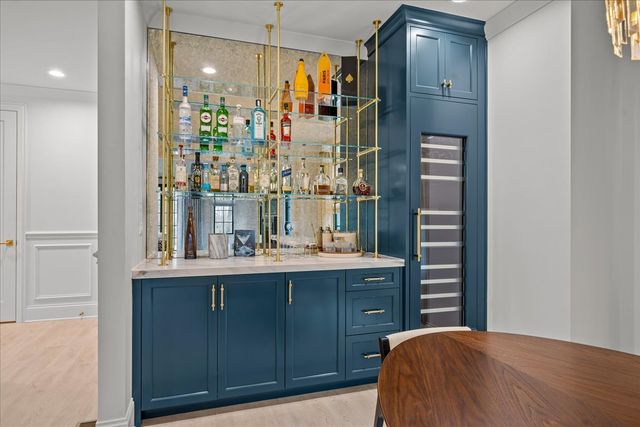 1955 Amberley Court, Lake Forest, IL 60045