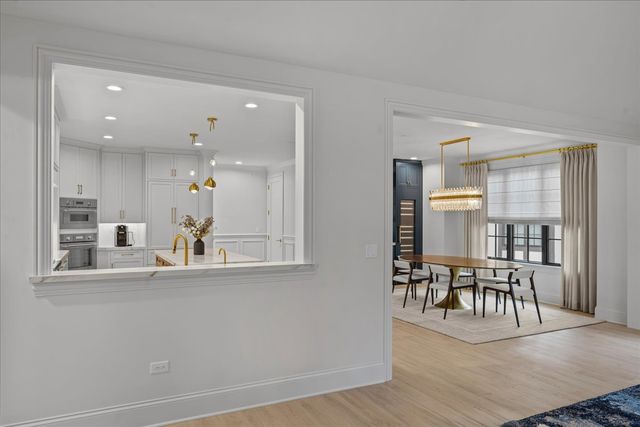 1955 Amberley Court, Lake Forest, IL 60045