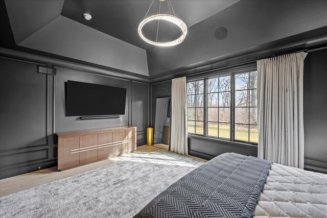 1955 Amberley Court, Lake Forest, IL 60045