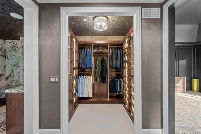 1955 Amberley Court, Lake Forest, IL 60045