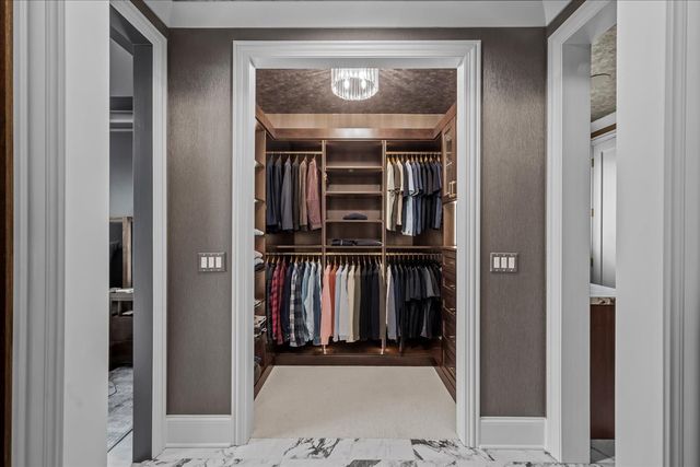 1955 Amberley Court, Lake Forest, IL 60045