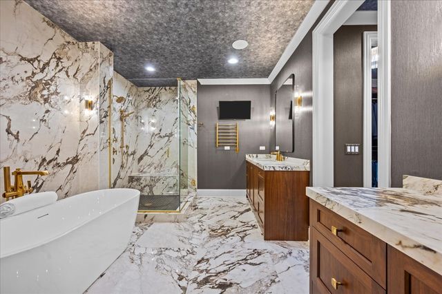 1955 Amberley Court, Lake Forest, IL 60045