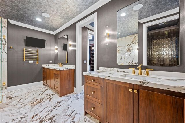 1955 Amberley Court, Lake Forest, IL 60045