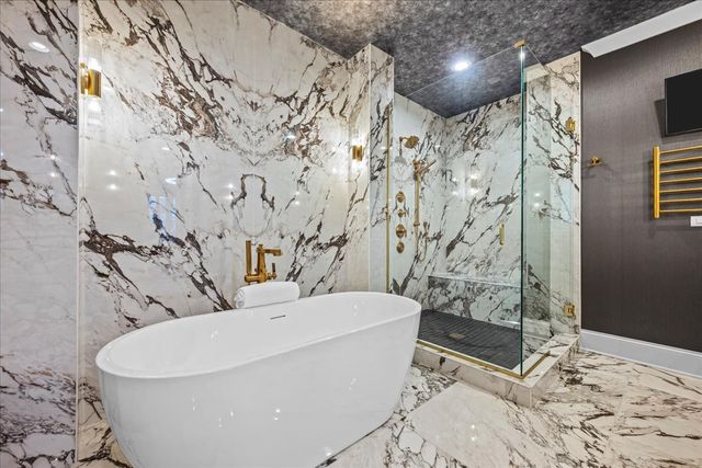 1955 Amberley Court, Lake Forest, IL 60045