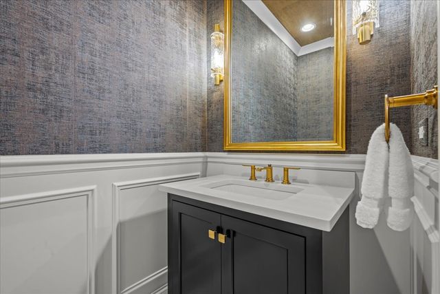 1955 Amberley Court, Lake Forest, IL 60045