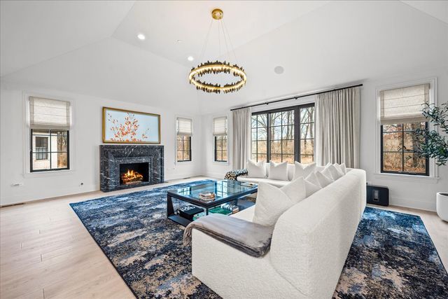 1955 Amberley Court, Lake Forest, IL 60045