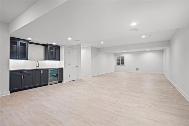 1955 Amberley Court, Lake Forest, IL 60045