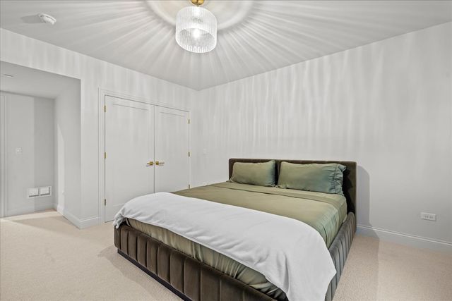 1955 Amberley Court, Lake Forest, IL 60045