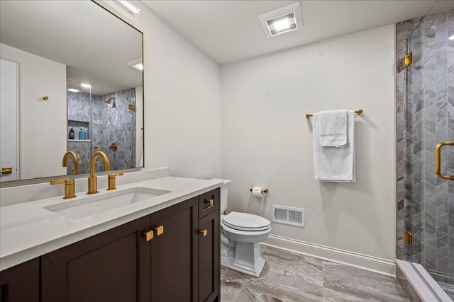 1955 Amberley Court, Lake Forest, IL 60045