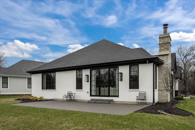 1955 Amberley Court, Lake Forest, IL 60045