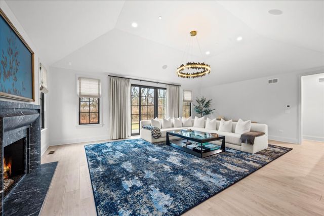 1955 Amberley Court, Lake Forest, IL 60045