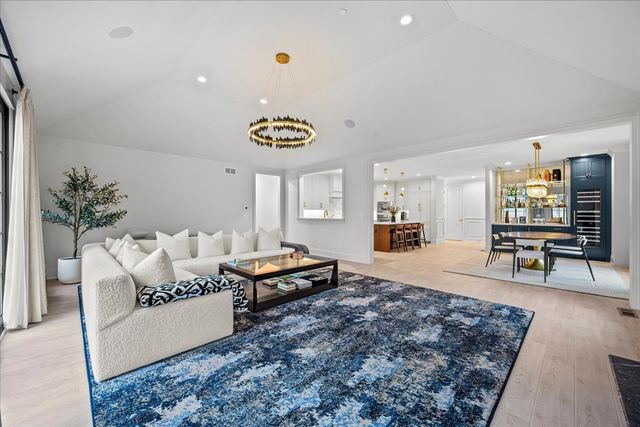 1955 Amberley Court, Lake Forest, IL 60045