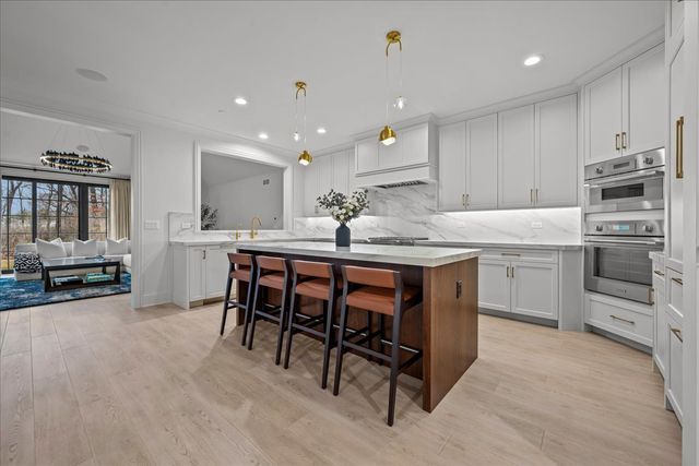 1955 Amberley Court, Lake Forest, IL 60045