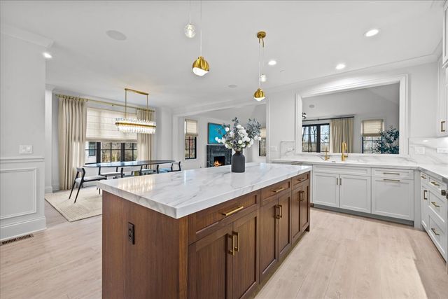 1955 Amberley Court, Lake Forest, IL 60045