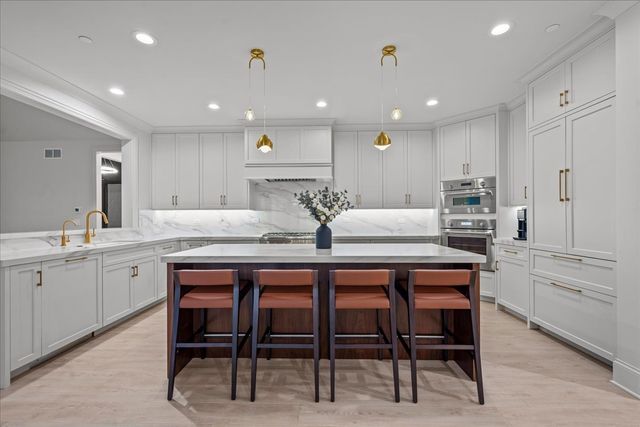 1955 Amberley Court, Lake Forest, IL 60045