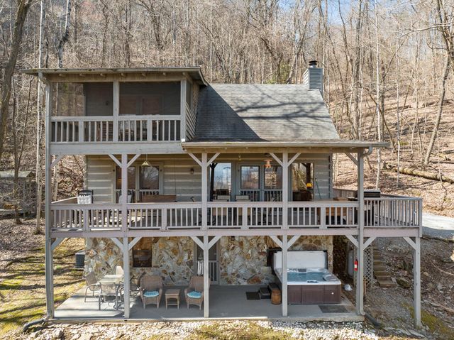 304 Ridge Circle, Blue Ridge, GA 30513