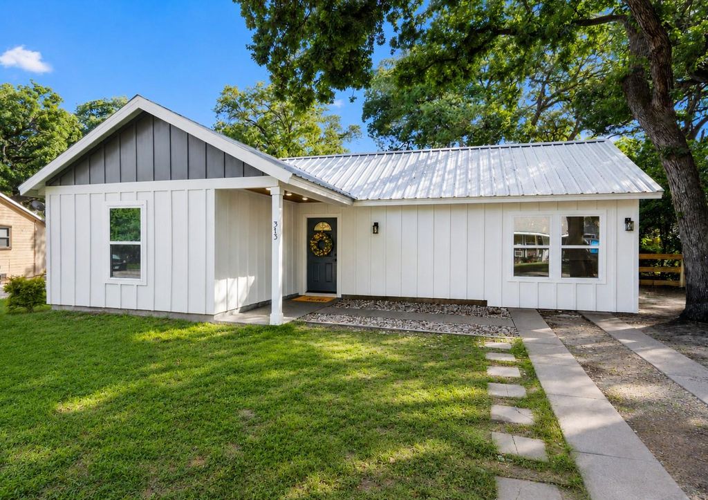 313 Charles ST, Rockdale, TX 76567