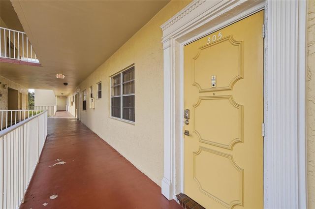 3990 NW 42nd Avenue 305, Lauderdale Lakes, FL 33319