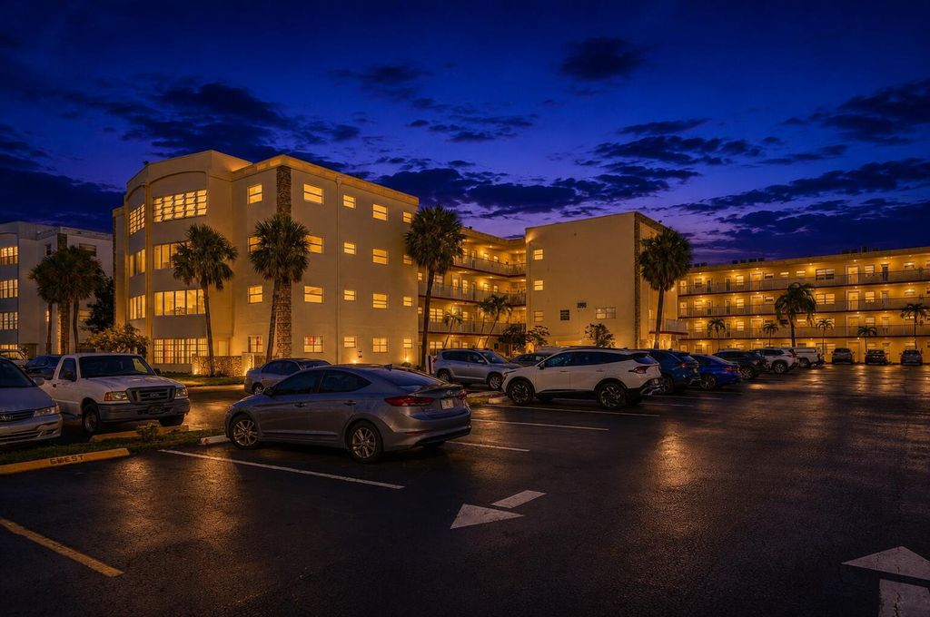 3990 NW 42nd Avenue 305, Lauderdale Lakes, FL 33319