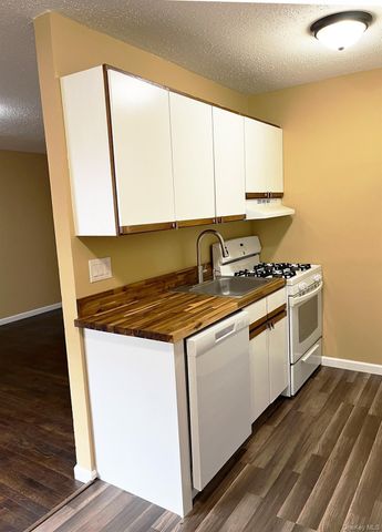 1403 Barclay Manor 14C, Newburgh, NY 12550