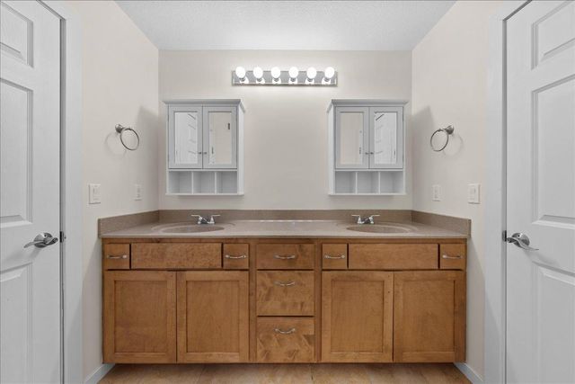 214 Madison Circle, Hudson, WI 54016