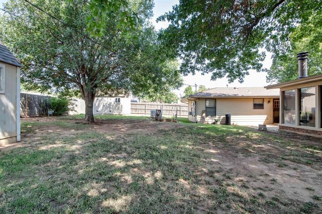 1301 Queensboro Place, Yukon, OK 73099
