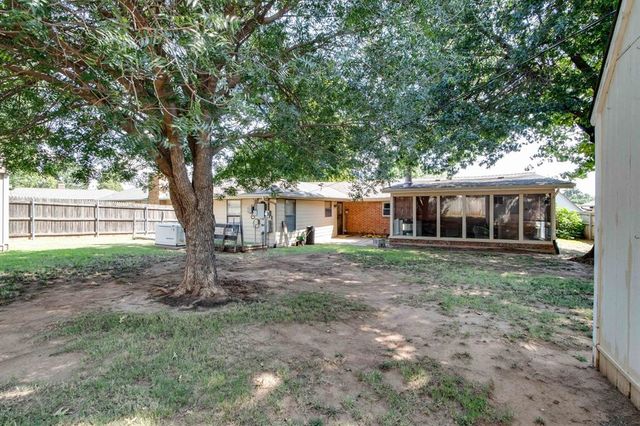 1301 Queensboro Place, Yukon, OK 73099
