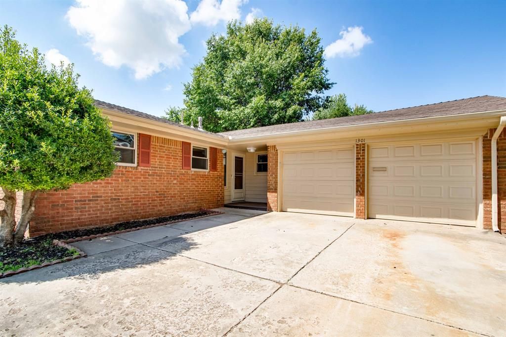 1301 Queensboro Place, Yukon, OK 73099